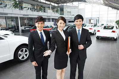 專業(yè)服務(wù)，多元價(jià)值 酒店門(mén)童與汽車(chē)銷(xiāo)售的核心素養(yǎng)